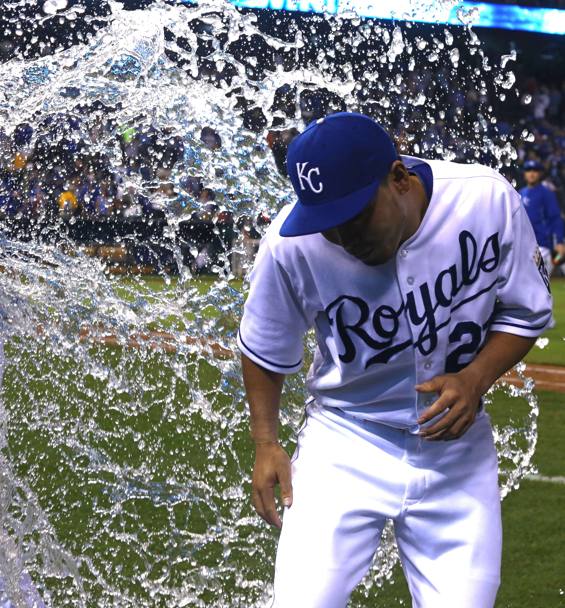 Festeggiamenti con secchiate d’acqua per Norichika Aoki dei Kansas City Royals dopo la vittoria per 6-2 contro i Chicago White Sox a Kansas City, in Missouri (Afp)